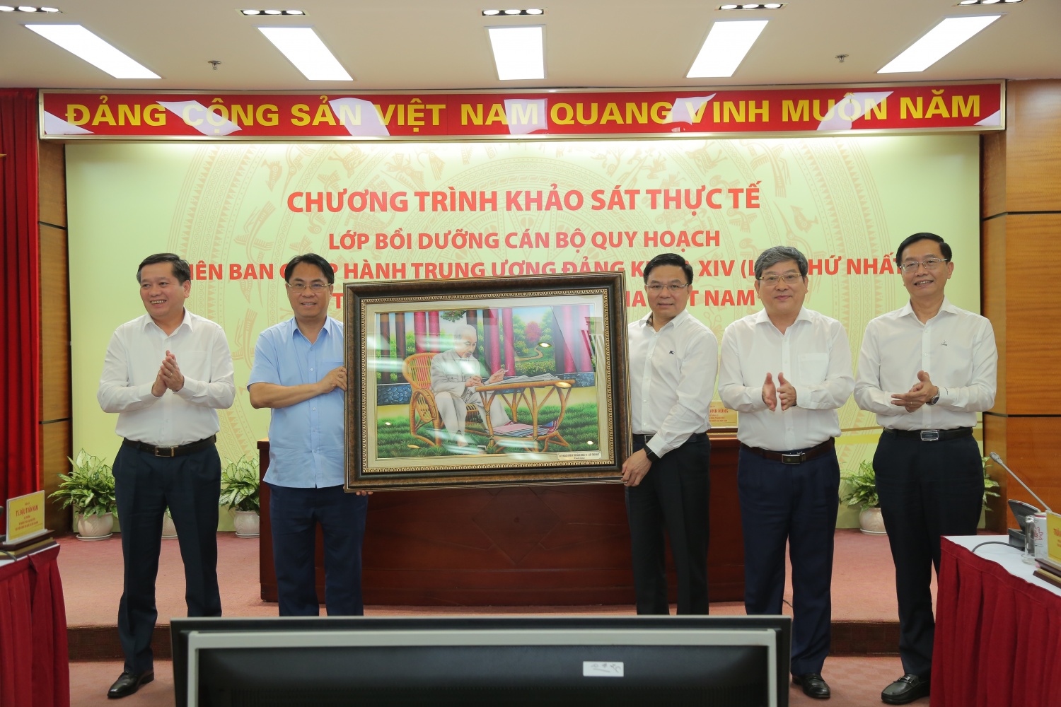 Lớp bồi dưỡng cán bộ quy hoạch Ủy viên BCH Trung ương khóa XIV khảo sát thực tế tại Petrovietnam Lớp bồi dưỡng cán bộ quy hoạch Ủy viên BCH Trung ương khóa XIV khảo sát thực tế tại Petrovietnam