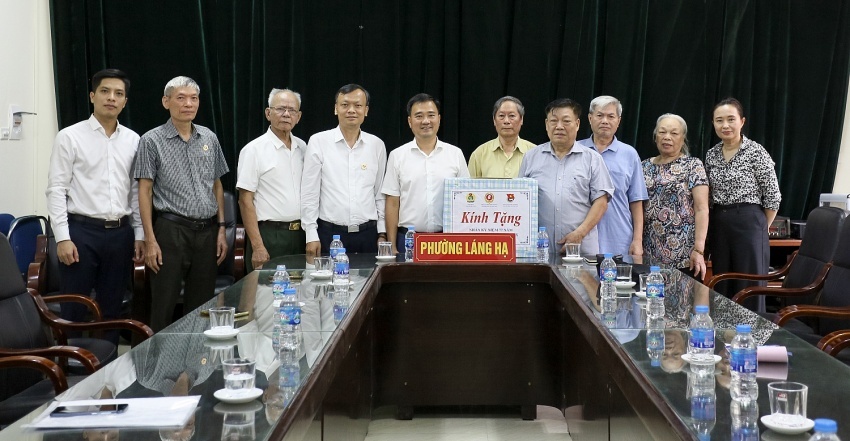 Petrovietnam thăm, tặng quà các nạn nhân chất độc da cam phường Láng Hạ và Thành Công Petrovietnam thăm, tặng quà các nạn nhân chất độc da cam phường Láng Hạ và Thành Công