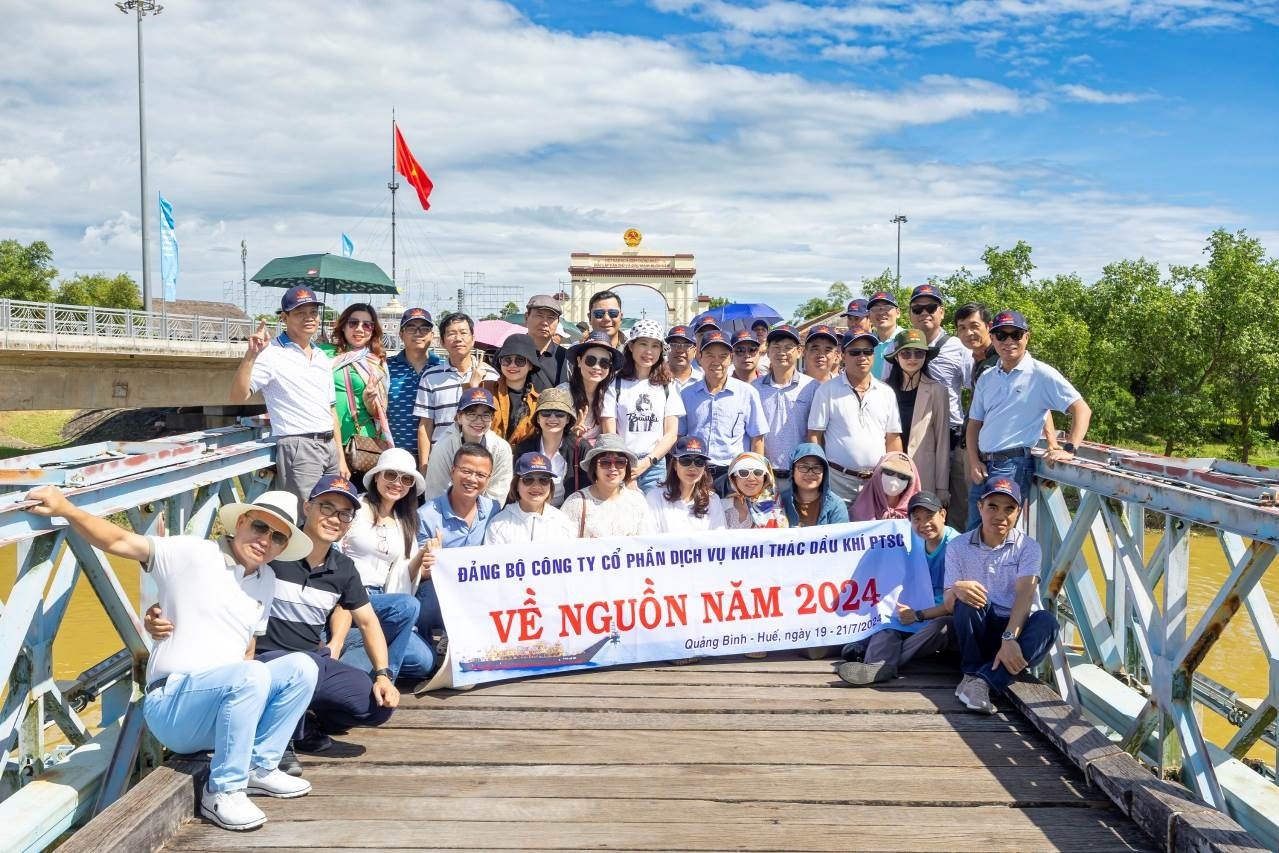 Đoàn tham quan Cầu Hiền Lương tại vĩ tuyến 17
