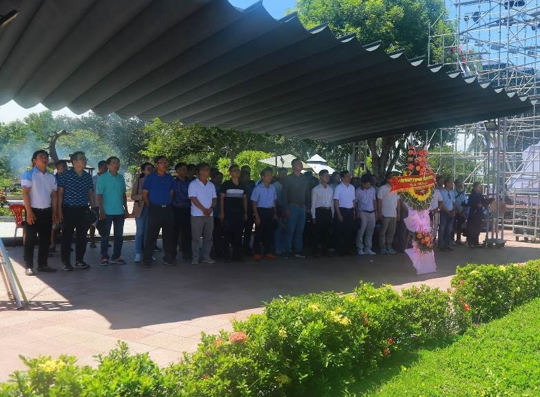 Đoàn dâng hương, dâng hoa tại Thành cổ Quảng Trị