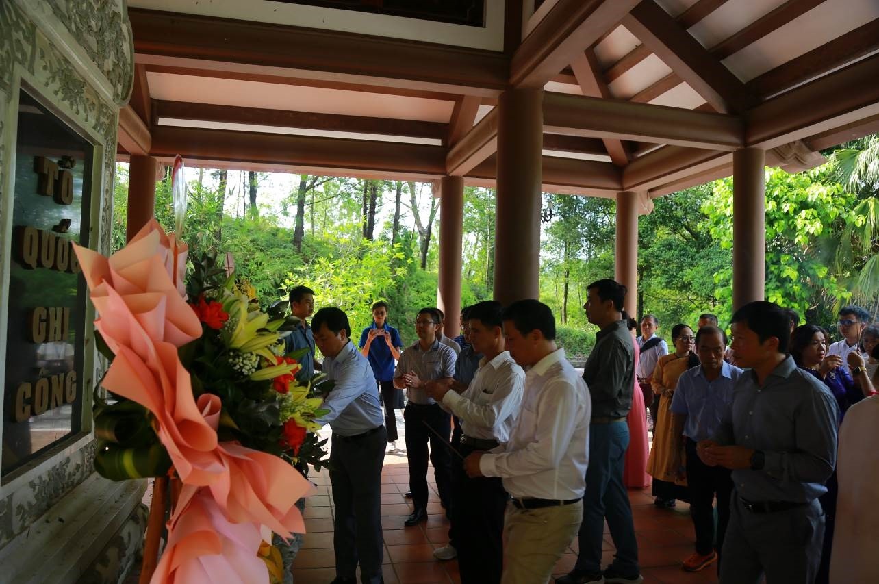  Đoàn dâng hương, dâng hoa tại khu di tích lịch sử Chín Hầm
