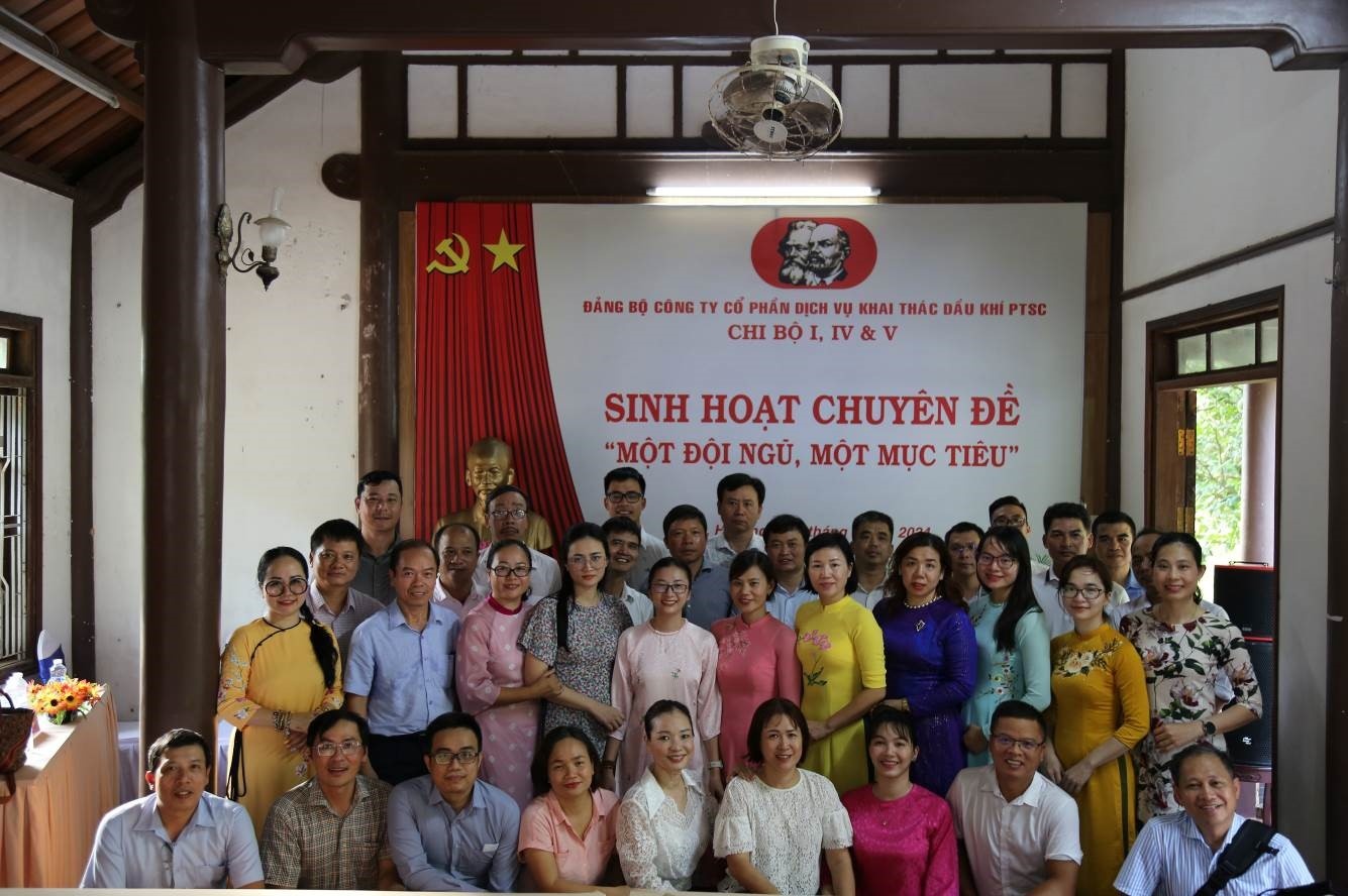 Đoàn đại biểu dự Hội nghị sinh hoạt chuyên đề chụp hình lưu niệm