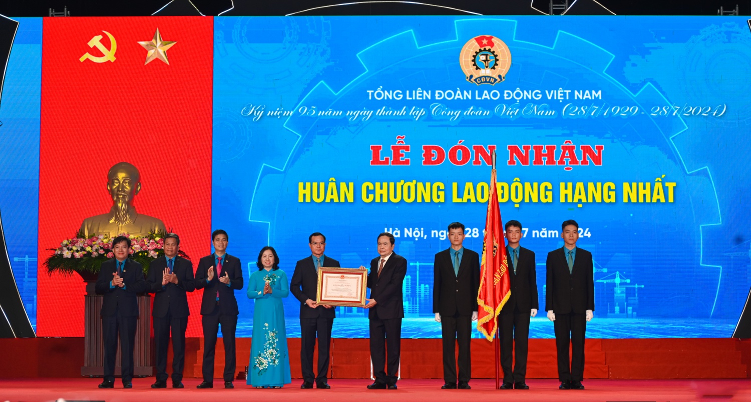 Chủ tịch Quốc hội Trần Thanh Mẫn trao Huân chương Lao động hạng Nhất cho Tổng Liên đoàn Lao động Việt Nam. Chủ tịch Quốc hội Trần Thanh Mẫn trao Huân chương Lao động hạng Nhất cho Tổng Liên đoàn Lao động Việt Nam.