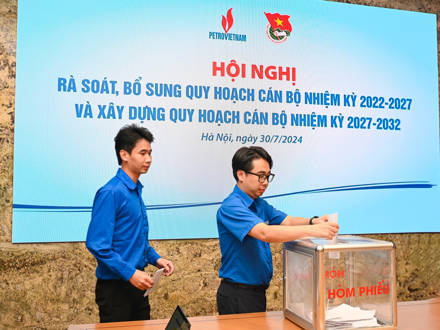 Các đại biểu bỏ phiếu tại Hội nghị Rà soát, bổ sung, xây dựng quy hoạch cản bộ Các đại biểu bỏ phiếu tại Hội nghị Rà soát, bổ sung, xây dựng quy hoạch cản bộ