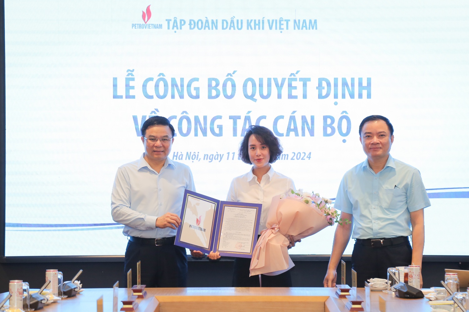 Chủ tịch HĐTV Lê Mạnh Hùng và Tổng Giám đốc Lê Ngọc Sơn trao quyết định và chúc mừng đồng chí Nguyễn Hương Giang Chủ tịch HĐTV Lê Mạnh Hùng và Tổng Giám đốc Lê Ngọc Sơn trao quyết định và chúc mừng đồng chí Nguyễn Hương Giang