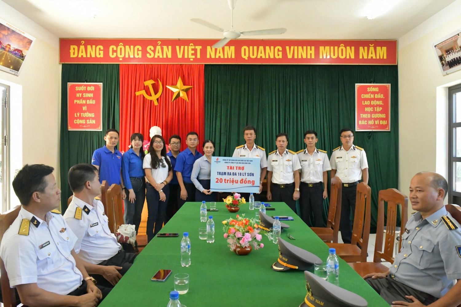 Đoàn công tác thăm hỏi, tặng quà cho Trạm Ra đa 18 (huyện đảo Lý Sơn). Đoàn công tác thăm hỏi, tặng quà cho Trạm Ra đa 18 (huyện đảo Lý Sơn).