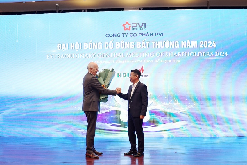 Chủ tịch HĐQT tặng hoa cho ông Nguyễn Tuấn Tú - tân Tổng Giám đốc Chủ tịch HĐQT tặng hoa cho ông Nguyễn Tuấn Tú - tân Tổng Giám đốc