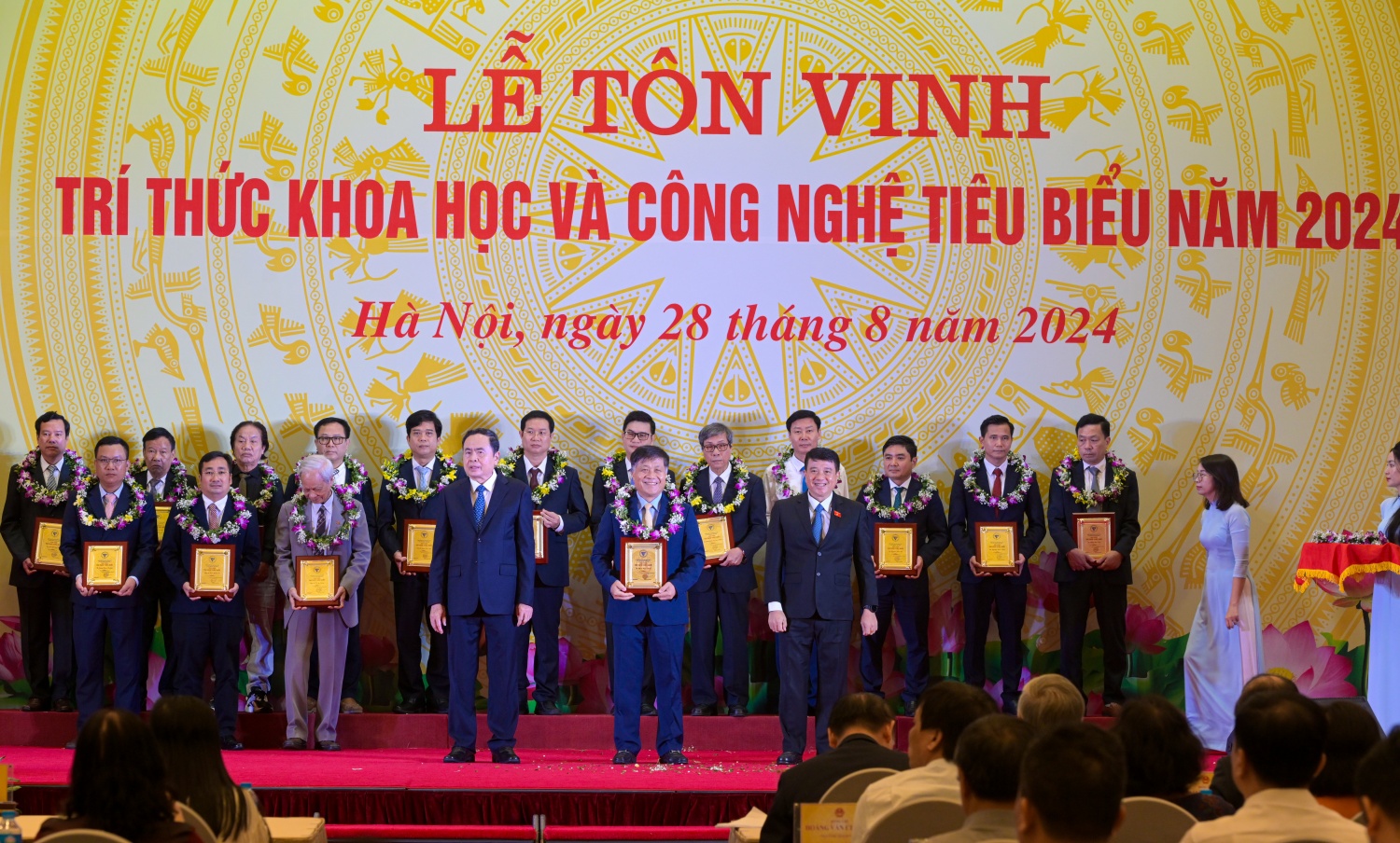 Đồng chí Trần Thanh Mẫn - Ủy viên Bộ Chính trị, Chủ tịch Quốc hội và đồng chí Nguyễn Đắc Vinh - Chủ tịch Hội đồng Dân tộc Y Thanh Hà Niê K'đăm; Chủ nhiệm Ủy ban Văn hóa, Giáo dục trao biểu trưng cho TS Phan Ngọc Trung - Trưởng ban Tư vấn & Phản biện Hội Dầu khí Việt Nam Đồng chí Trần Thanh Mẫn - Ủy viên Bộ Chính trị, Chủ tịch Quốc hội và đồng chí Nguyễn Đắc Vinh - Chủ tịch Hội đồng Dân tộc Y Thanh Hà Niê K'đăm; Chủ nhiệm Ủy ban Văn hóa, Giáo dục trao biểu trưng cho TS Phan Ngọc Trung - Trưởng ban Tư vấn & Phản biện Hội Dầu khí Việt Nam