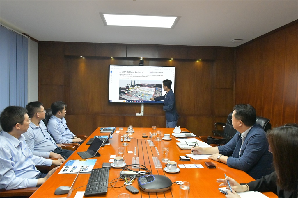 Ông Kang Young Shin – Giám đốc điều hành Công ty GSMEC giới thiệu về lĩnh vực hoạt động của Công ty GSMEC. Ông Kang Young Shin – Giám đốc điều hành Công ty GSMEC giới thiệu về lĩnh vực hoạt động của Công ty GSMEC.