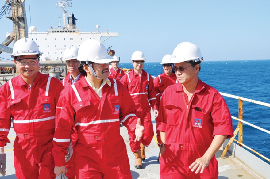 “Người của biển” Anh hùng Lao động Nguyễn Hùng Dũng (người đứng giữa) trong chuyến công tác trên giàn khoan