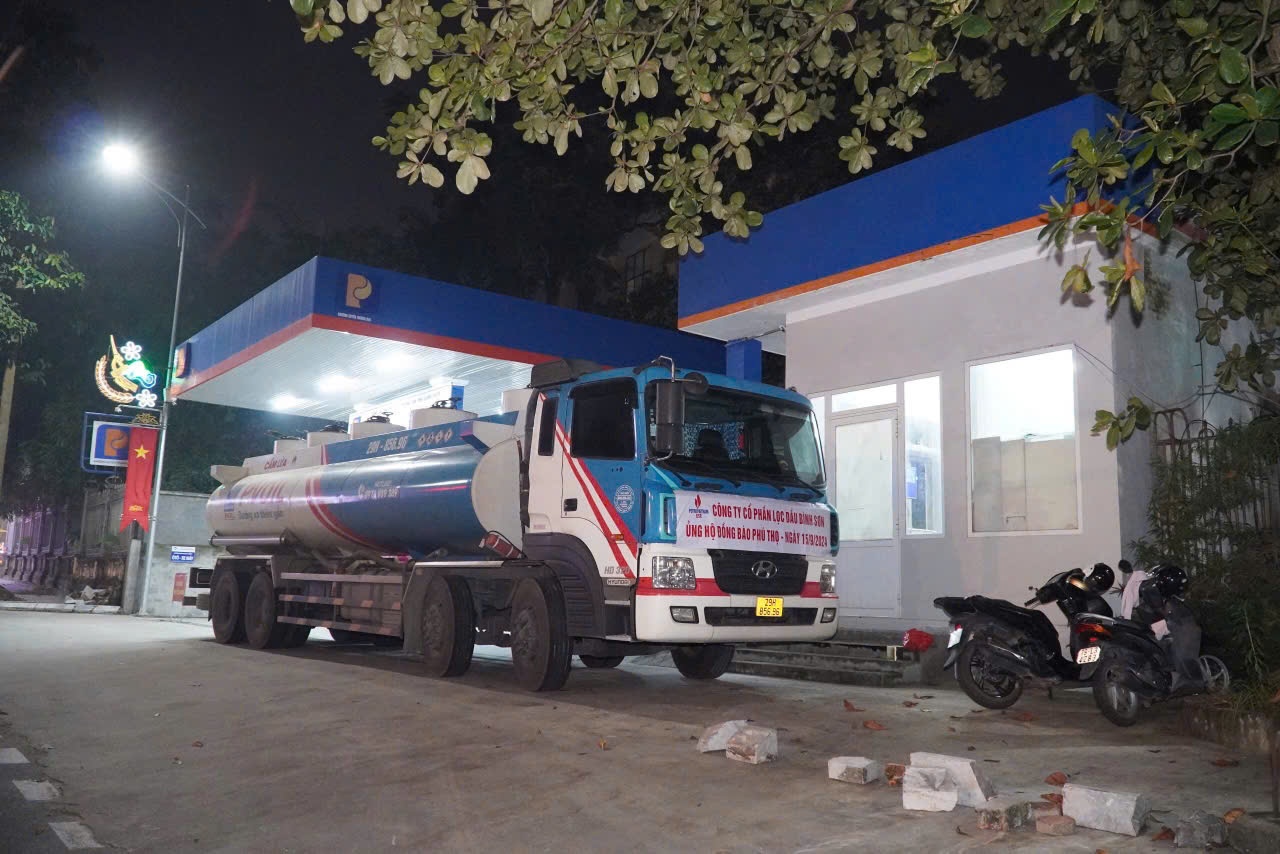 Xe hỗ trợ xăng dầu cho tỉnh Phú Thọ. Xe hỗ trợ xăng dầu cho tỉnh Phú Thọ.