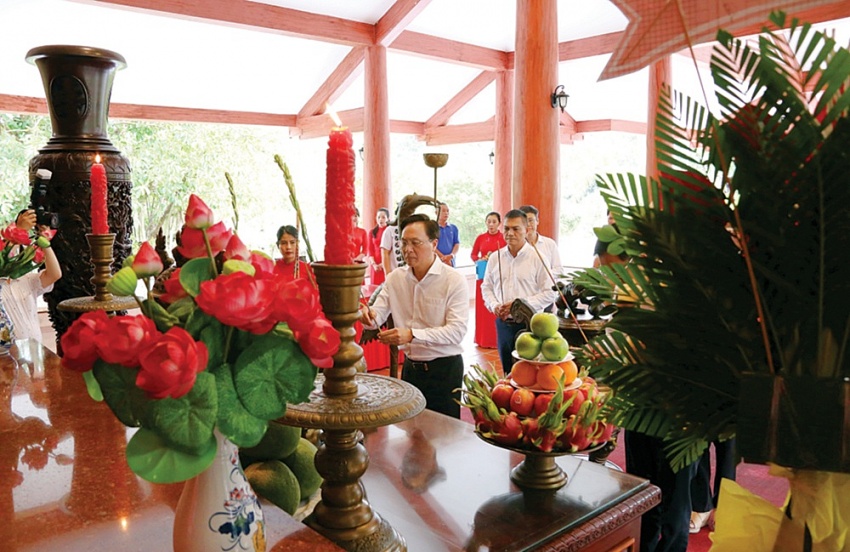 Tấm lòng bà con Cà Mau với Bác Hồ Ông Bùi Minh Tiến - Thành viên HĐTV Petrovietnam dâng hương tưởng nhớ Bác Hồ