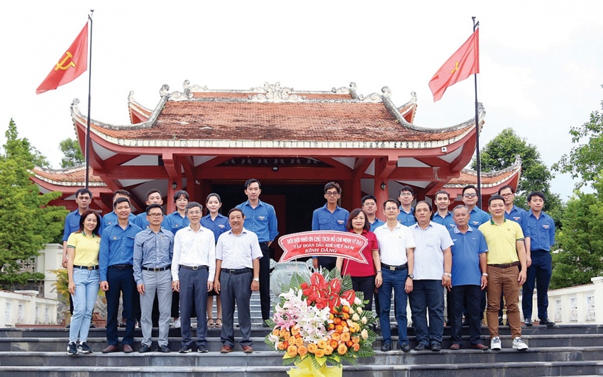 Tấm lòng bà con Cà Mau với Bác Hồ Tập thể lãnh đạo, CBCNV PVCFC thăm viếng Khu tưởng niệm Bác Hồ