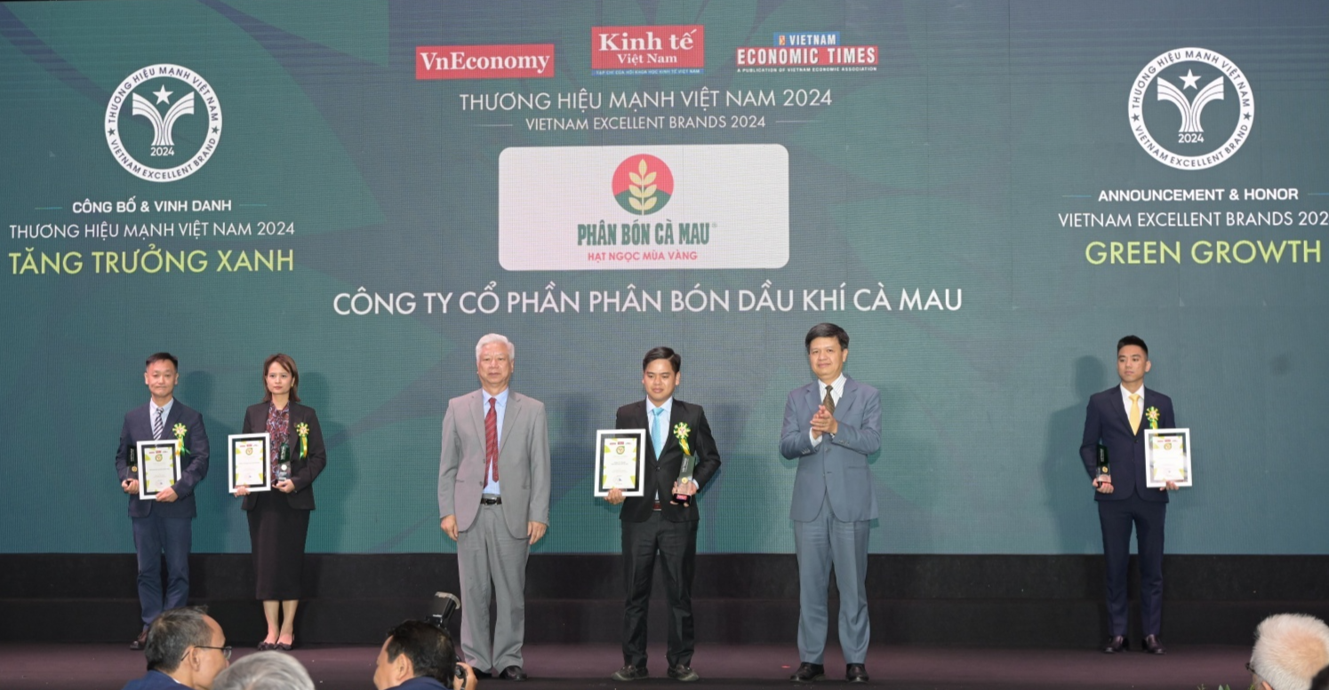 Phân bón Cà Mau được vinh danh Top 10 “Thương hiệu mạnh - Tăng trưởng xanh 2024” Phân bón Cà Mau được vinh danh Top 10: “Thương hiệu mạnh - Tăng trưởng xanh 2024”