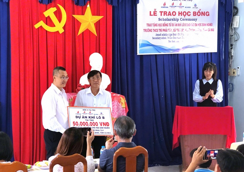 Dự án Khí Lô B trao học bổng cho học sinh có hoàn cảnh khó khăn Dự án Khí Lô B trao học bổng cho học sinh có hoàn cảnh khó khăn
