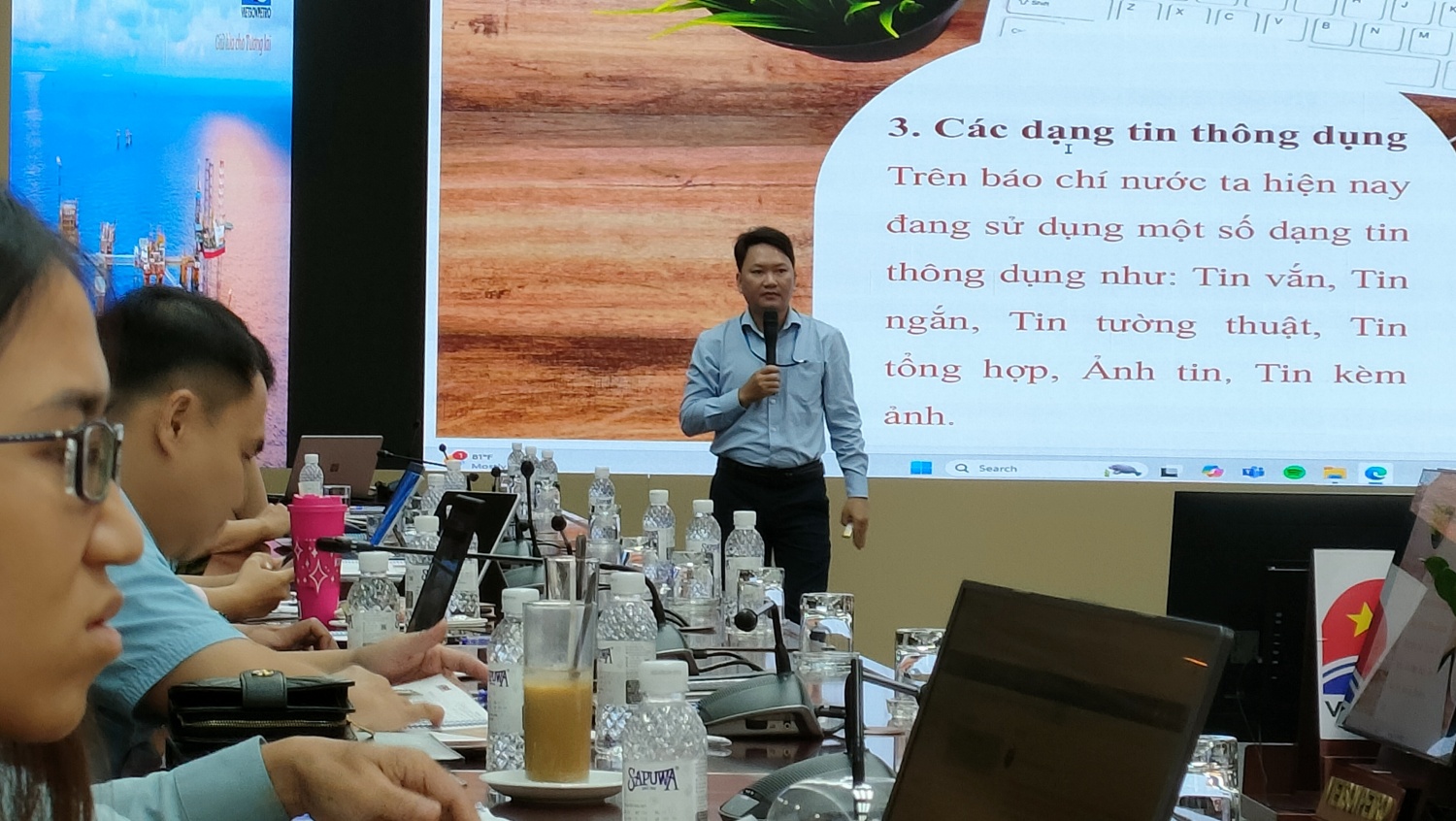 Nhà báo Thuận Thiên - Tổng biên tập Báo Năng Lượng Mới/Petro Times thuyết trình nội dung. Vietsovpetro tập huấn nâng cao kỹ năng viết tin, bài và xử lý khủng hoảng truyền thông