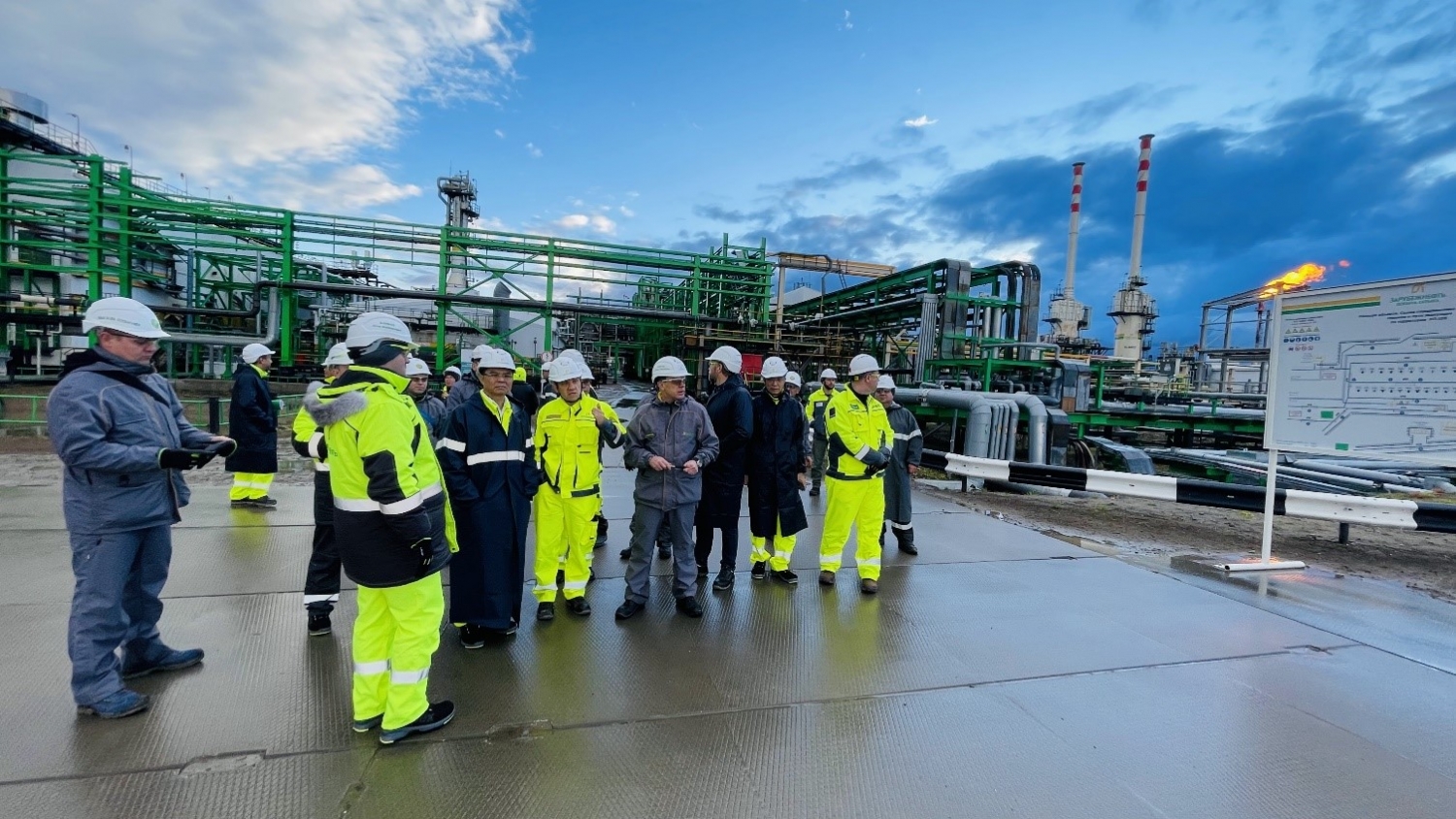 Tổng giám đốc Petrovietnam Lê Mạnh Hùng kiểm tra các hạng mục công trình tại LD Rusvietpetro Tổng giám đốc Petrovietnam Lê Mạnh Hùng kiểm tra các hạng mục công trình tại LD Rusvietpetro