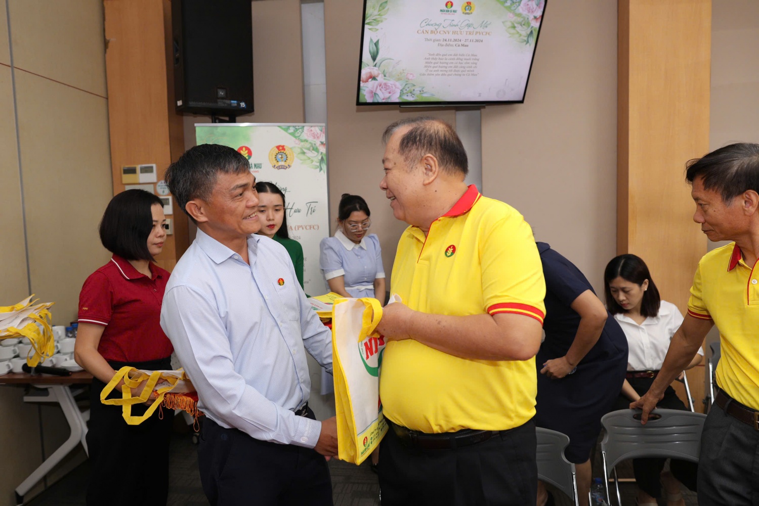 Phân bón Cà Mau tri ân CBCNV hưu trí Phân bón Cà Mau tri ân CBCNV hưu trí từng công tác tại DCM