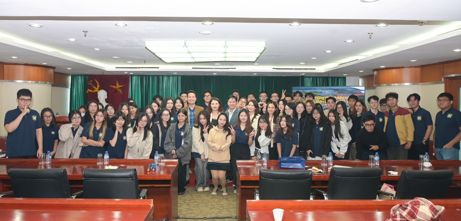 Các đại biểu cùng giảng viên, sinh viên Học viện Ngân hàng chụp ảnh lưu niệm
