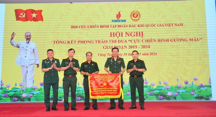 Hội Cựu chiến binh Tập đoàn nhận Cờ thi đua xuất sắc của Hội Cựu chiến binh Việt Nam. Hội Cựu chiến binh Tập đoàn nhận Cờ thi đua xuất sắc của Hội Cựu chiến binh Việt Nam.